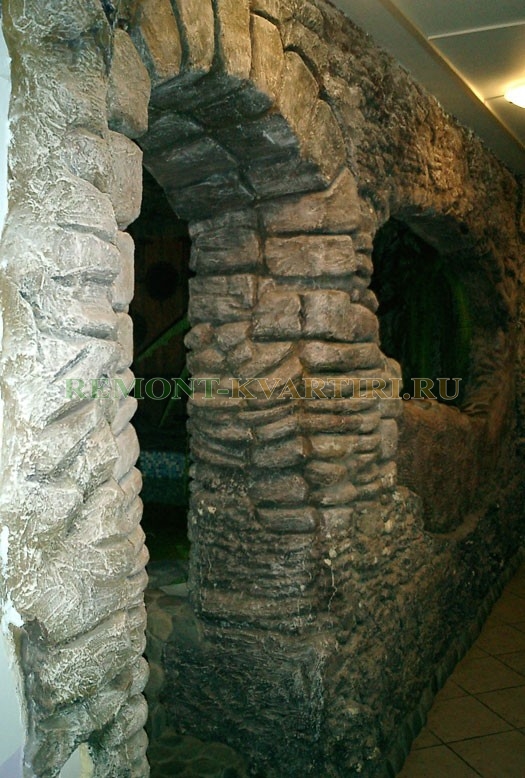 Отделка стен диким камнем в древнегреческом стиле