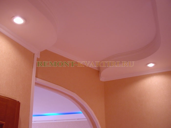 Двухуровневый потолок с точечными светильниками