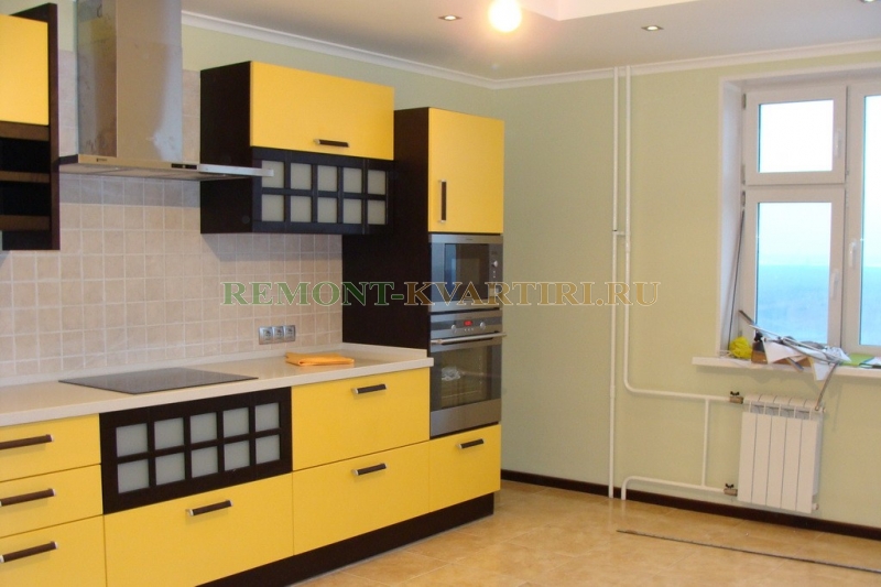 Фото встроенного кухонного гарнитура и окна на кухне