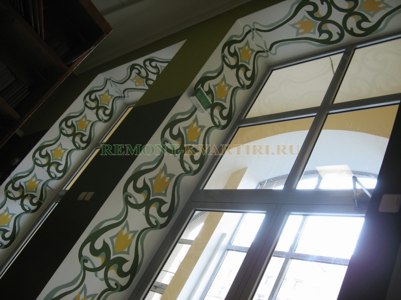 Фото декорированного входа в холл детской библиотеки орнаментальной росписью