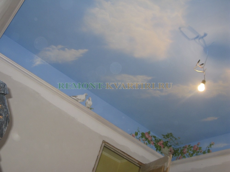 Потолок в детской комнате отделан художественной росписью