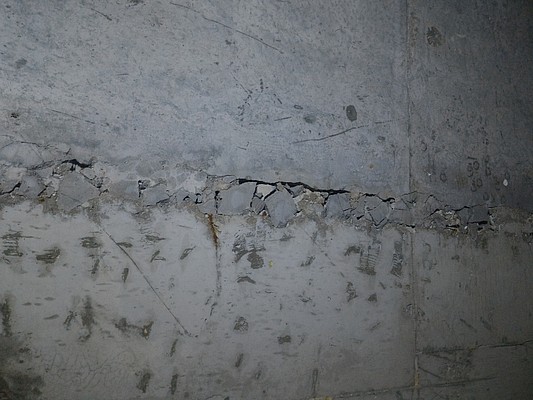 Трещины между плитами. Трещина в плите перекрытия. Трещины между плитами перекрытия. Трещины в стыках плит перекрытия. Стык бетонных плит на потолке.